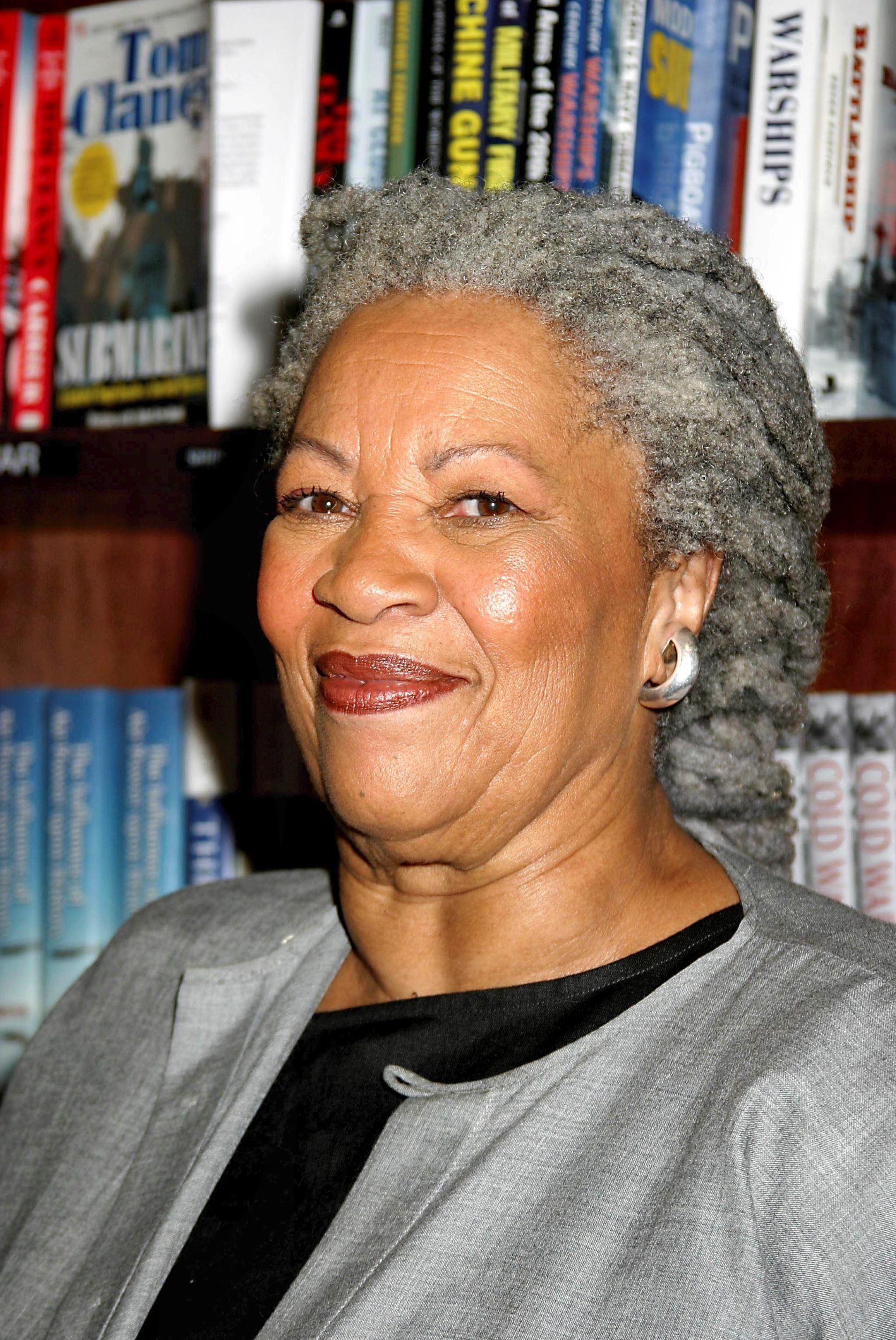 Forfatteren Toni Morrison gav de sorte, kvinderne, mødrene og de elskende et sprog. Nu, tre år efter hendes død, bliver hendes bøger fjernet fra skolebiblioteker i USA. Anmelder og forfatter Marie Louise Wedel Bruun tegner et portræt af Morrison, der er mere aktuel end nogensinde.