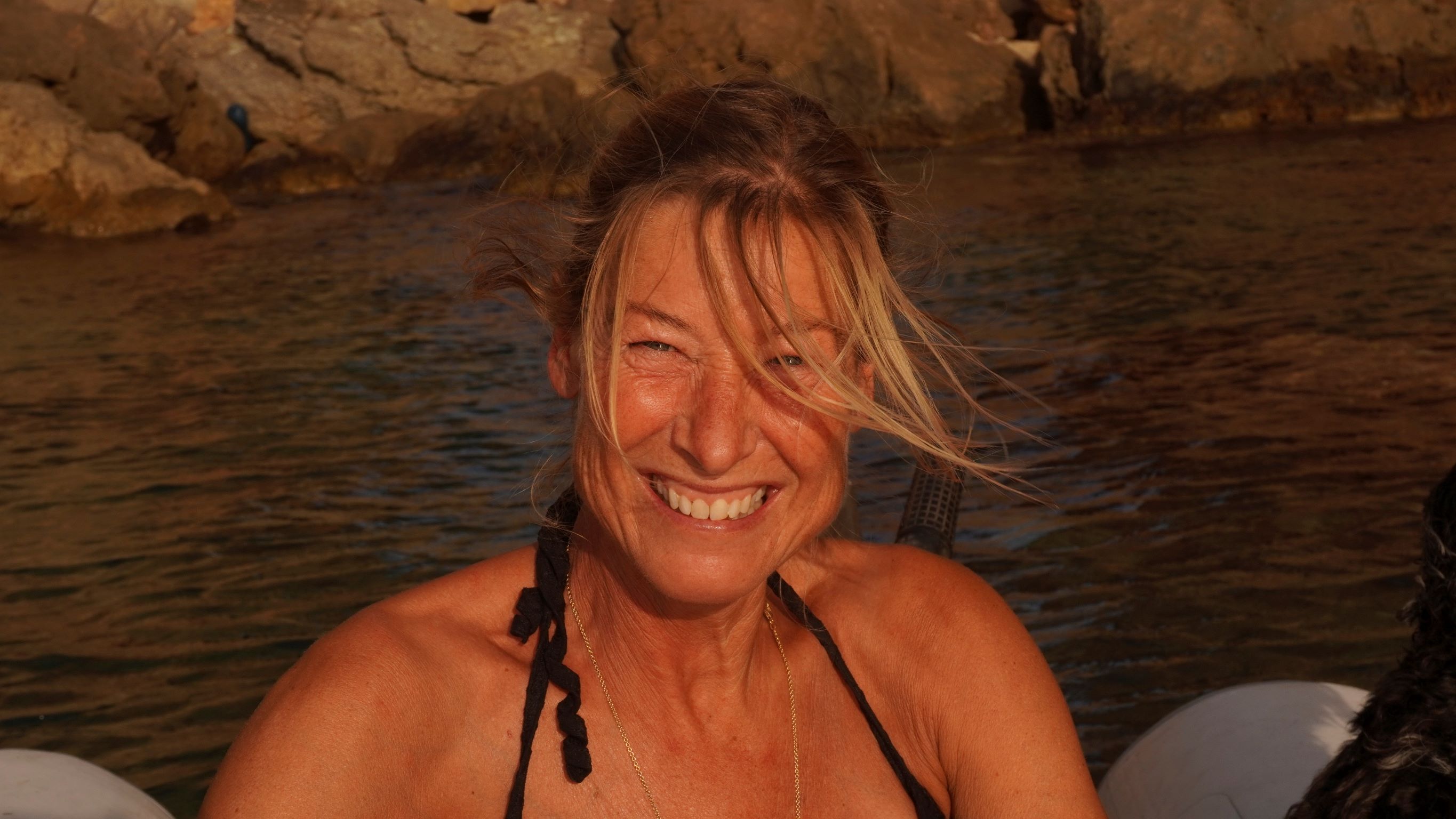 Er mit liv blevet en kliché? Kan mit helbred holde til den måde, jeg lever på? Nogenlunde sådan lød de spørgsmål, Louisa Fjeldberg stillede sig selv, inden hun skiftede livet i Danmark ud med øen Póros, tæt på Athen. Og hun har aldrig fortrudt, at hun kastede sig ud i det blå. Eller måske mere præcist: det azurblå.
